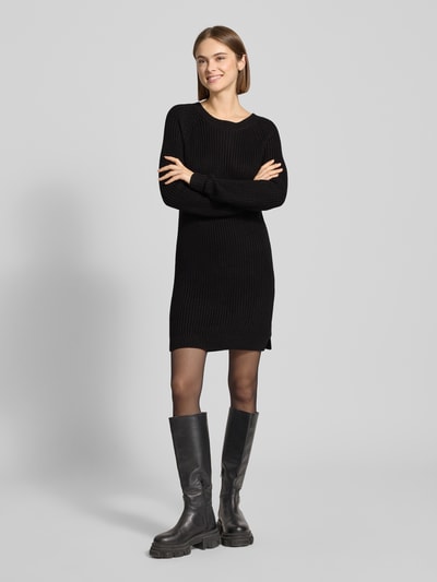 Vrouwenmodel draagt Strickkleid mit Rundhalsausschnitt Modell 'SIESTA' van Noisy May, zwart, recht model, minijurk, katoenmix, volledige lichaamsvooraanzicht.