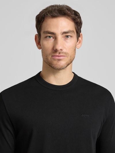 Männermodel trägt Regular Fit T-shirt van puur katoen model 'H-TAUT 15' van BOSS, look: effen, ronde hals, korte mouw, Nahaufnahme bovenlichaam.
