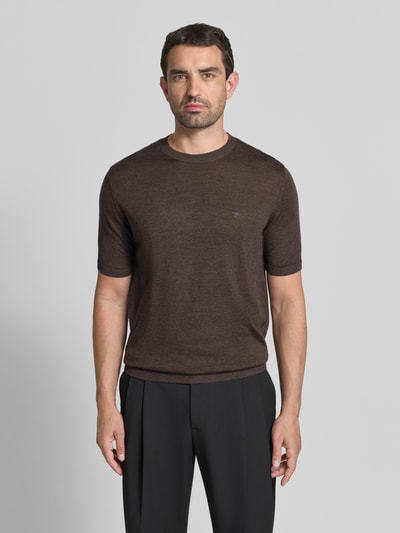 Männermodel trägt T-Shirt mit Rundhalsausschnitt und Label-Stitching von Fynch-Hatton in Braun, Slim Fit aus Baumwolle, Ganzkörperansicht von vorne.
