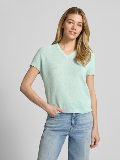 Frauenmodel trägt T-Shirt in Strick-Optik mit V-Ausschnitt von Rich & Royal in Mint, Baumwoll-Mix, Straight Fit, Rückenlänge 40 cm, Ganzkörperansicht von vorne.