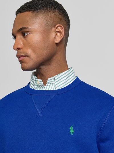 Mannenmodel draagt Regular Fit Sweatshirt aus Baumwoll-Mix van Polo Ralph Lauren, effen blauw, logo-detail, crew neck, close-up bovenlichaam