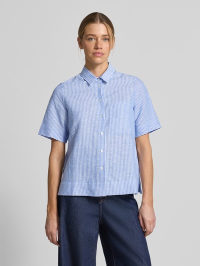 Frauenmodel trägt Regular Fit Leinenbluse mit Hemdblusenkragen von Christian Berg Woman, blaue Streifen, Knopfleiste, Reines Leinen, Nahaufnahme Oberkörper. Rückenlänge bei Größe 36: 61 cm, Ärmellänge bei Größe 36: 28 cm.
