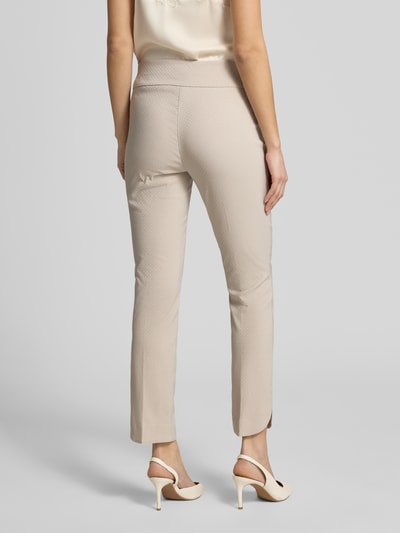 Vrouwenmodel draagt Hose aus Viskose-Mix mit elastischem Bund Modell 'Ina' van STEHMANN in beige met stippen, verkorte fit, detailopname achterkant, viscosemix met stretch, elastische taille, taillewijdte maat 36: 37 cm, binnenbeenlengte maat 36: 93 cm.