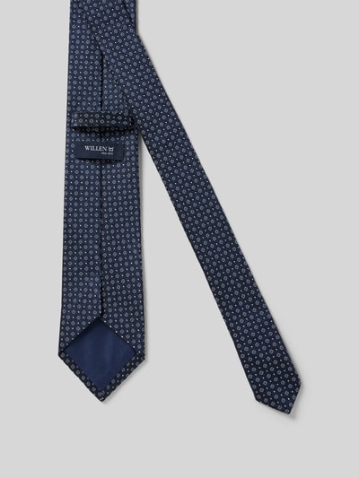 Produktfoto, Krawatte aus reiner Seide mit Label-Detail von Willen, klassischer Schnitt, dunkelblau mit feinem Muster, 8 cm Breite.