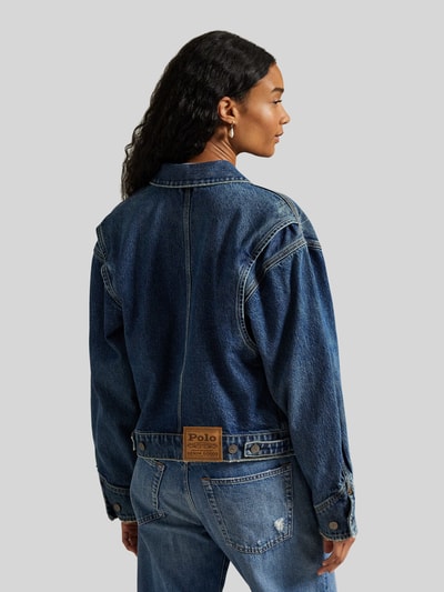Frauenmodel trägt Relaxed Fit Jeansjacke aus reiner Baumwolle von Polo Ralph Lauren in Denim-Optik, markantes Label, Ganzkörperansicht Rückansicht.