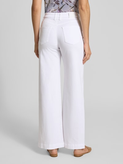 Frauenmodel trägt Wide Leg Hose mit Gürtel von Marc Cain in Weiß, Baumwoll-Mix, Lyocell, Rückansicht, Ganzkörperansicht Rückansicht.