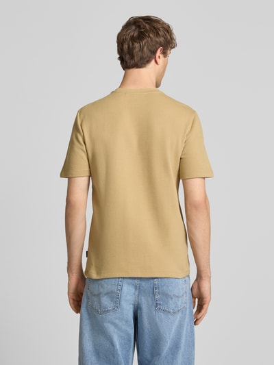 Männermodel trägt męski t-shirt z bawełny, prosty krój, model 'FILLIP' od Blend, okrągły dekolt, detal z logo, długość tyłu 69 cm, Ganzkörperansicht Rückansicht