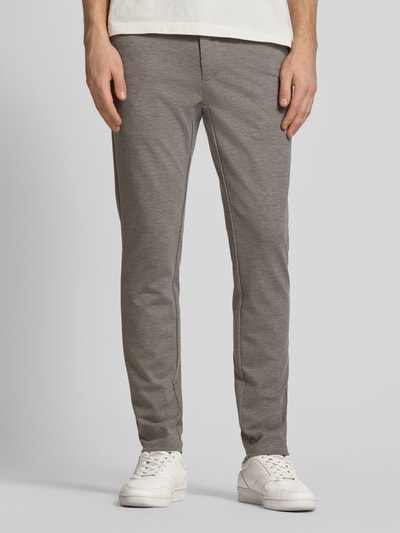 Mężczyzna model nosi Slim Fit Chino aus Viskose-Mix Modell 'MARK' od Only & Sons, szary, gładki, z kieszeniami bocznymi i paskiem, krój slim fit, przód, zdjęcie całego ciała
