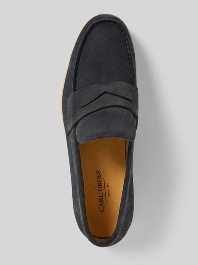 Produktfoto, Loafer aus echtem Leder in Suede-Optik von Carl Gross in Dunkelblau, abgerundete Passform, glatte Sohle, Absatzhöhe 2 cm, Schafthöhe 7 cm, Schaftweite 12 cm, Herren Loafer