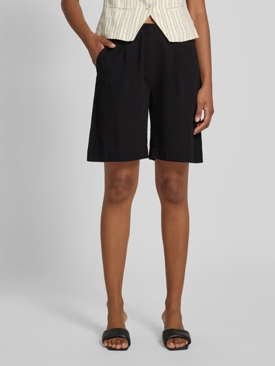 Frauenmodel trägt Comfort Fit Shorts aus Baumwoll-Leinen-Mix Modell 'CAIA' von Vero Moda, Optik: Unifarben, Flammgarn, Ganzkörperansicht von vorne.