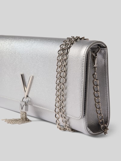 Produktfoto, silberfarbene Clutch / Abendtasche mit Logo-Detail Modell 'DIVINA' von Valentino Bags, feine Struktur, Kettendetails, Damen Clutch / Abendtasche