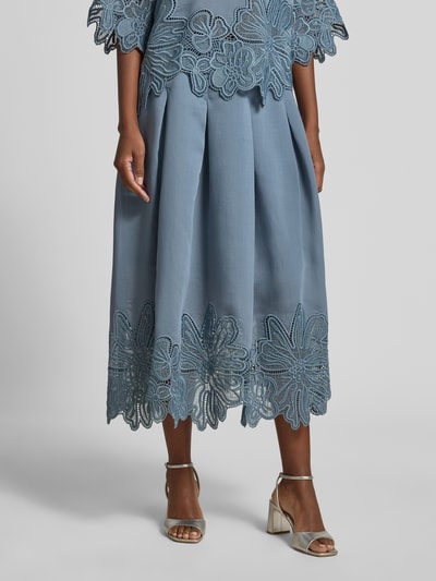 Frauenmodel trägt Midirock aus Lyocell-Mix Modell 'Molly' von Copenhagen Muse in Hellblau mit floralen Loch-Stickereien, Kellerfalten, A-Linie, Nahaufnahme Unterkörper