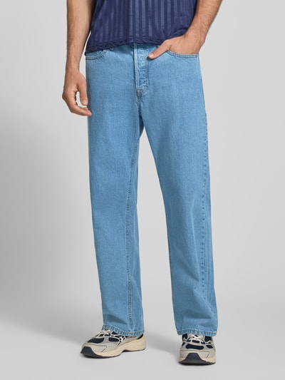 Męski model nosi Straight Fit Jeans aus reiner Baumwolle Modell 'Ted' von JACK & JONES, jasnoniebieskie, 5 kieszeni, zapięcie na guzik i zamek błyskawiczny, Szerokość w rozmiarze 32/32: 42 cm, Długość wewnętrzna nogawki: 75 cm, Ganzkörperansicht von vorne.