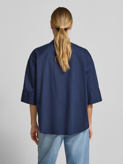 Frauenmodel trägt Boxy Fit Bluse mit Stehkragen und 3/4-Arm von Emily Van den Bergh aus Reine Baumwolle in Dunkelblau, Rückenlänge 68 cm, Ärmellänge 29 cm, Ganzkörperansicht Rückansicht.