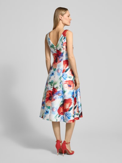 Frauenmodel trägt Knielanges Cocktailkleid im Allover-Look von Vera Mont mit floralem Muster in Rot, Blau und Weiß, A-Linie, Rückansicht