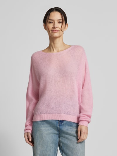 Frauenmodel trägt Strickpullover aus Alpaka-Mix Modell 'SOFT ORCHID' von Rich & Royal, locker geschnitten, rosafarbene Feinstrick-Textur, gerippter Rundhalsausschnitt, Gerippte Abschlüsse, Ganzkörperansicht von vorne.