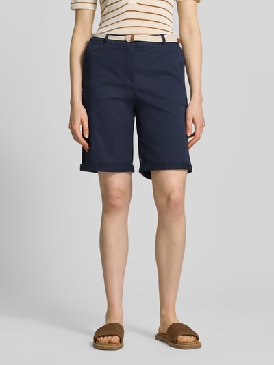 Frauenmodel trägt Chino-Bermudas mit Gürtel von Christian Berg Woman in Dunkelblau, reine Baumwolle, Regular Fit, Ganzkörperansicht von vorne.