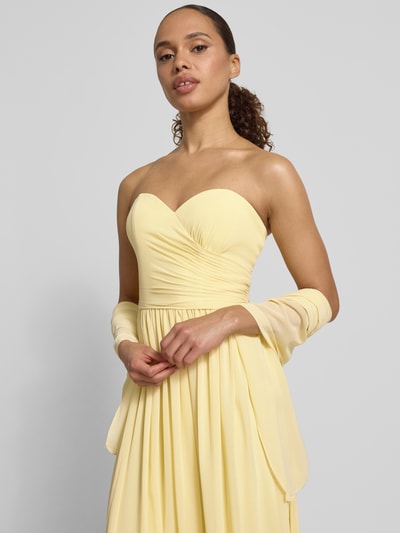 Modelka kobieca nosi Maxikleid im Off-Shoulder-Look od Mascara, żółty szyfon, taliowany krój, zamek z tyłu, szerokość w rozmiarze 36: 31 cm, długość tyłu: 125 cm, zbliżenie na górną część sylwetki z przodu