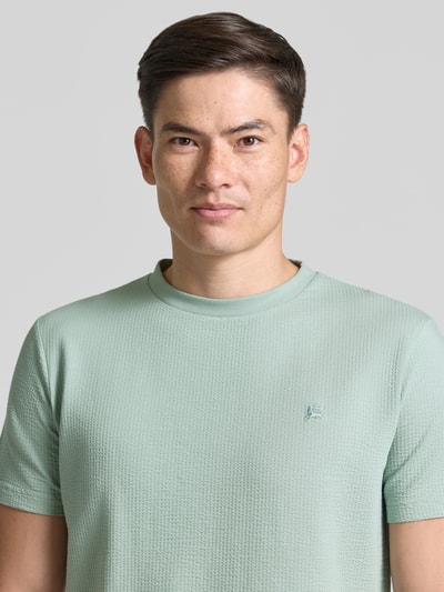 Männermodel trägt T-Shirt mit Strukturmuster und Logo-Stitching von Lerros in Mint, Baumwoll-Mix mit Stretch-Anteil, Regular-Fit, Nahaufnahme Oberkörper.