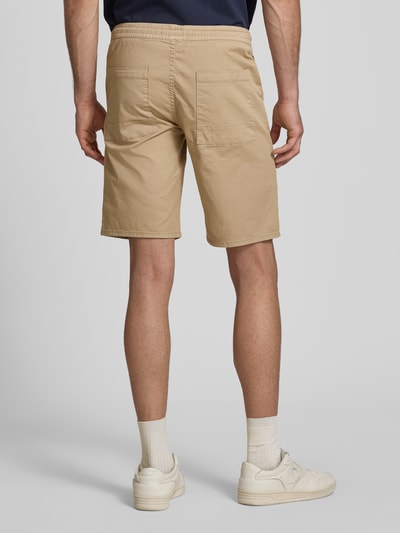 Männermodel trägt Regular Fit Shorts mit elastischem Bund Modell 'MARCO' von Blend aus Baumwoll-Elasthan-Mix in Beige, Ganzkörperansicht Rückansicht. Bundweite Größe M: 39 cm, Innenbeinlänge: 27 cm.