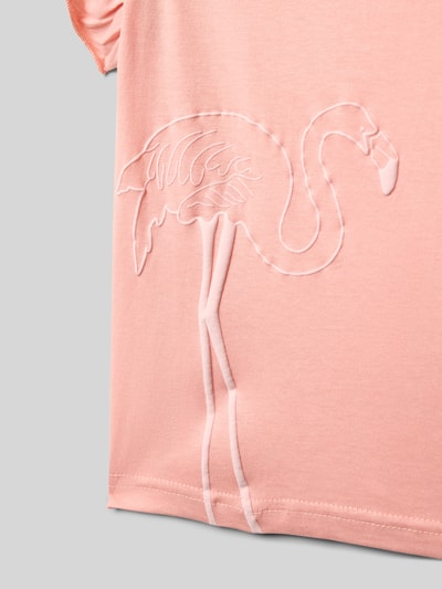 Mädchen trägt Regular Fit T-Shirt mit Rüschenbesatz von Blue Seven in Rosa, Reine Baumwolle, Brusttasche, Detailaufnahme.
