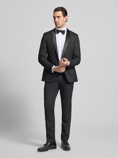 Mannelijk model draagt Slim Fit Business-Hemd aus Baumwolle mit Kentkragen van SEIDENSTICKER, wit, smalle pasvorm, bedekte knoopsluiting, volledige lichaam vooraanzicht.