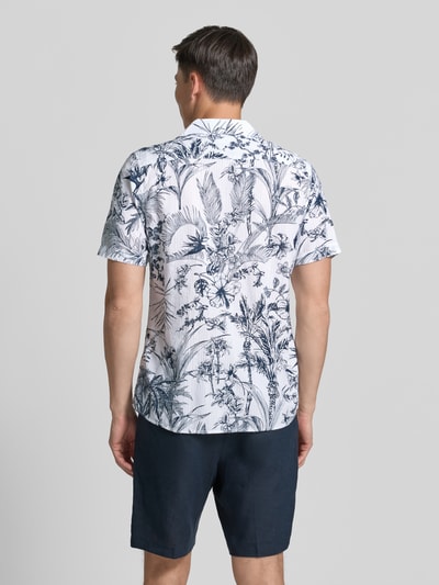 Männermodel trägt Regular Fit Freizeithemd mit Reverskragen von Lerros, Reine Baumwolle, florales Muster, 1/2-Arm, Ganzkörperansicht Rückansicht. Rückenlänge bei Größe M: 73 cm, Schulterbreite: 42 cm, Ärmellänge: 27 cm.