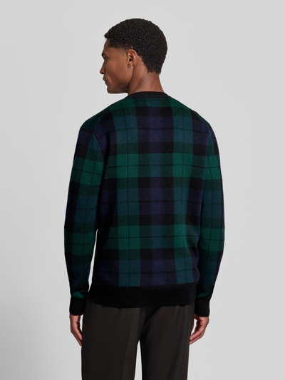 Männermodel trägt Regular Fit Strickjacke aus reiner Wolle von Polo Ralph Lauren in Dunkelgrün und Dunkelblau kariert, Ganzkörperansicht Rückansicht, Herren Strickjacke von Polo Ralph Lauren