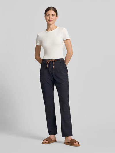 Frauenmodel trägt Stoffhose mit Bindegürtel und Eingrifftaschen von G.I.G.A. DX, dunkelblau, Baumwoll-Mix mit Stretch-Anteil, Ganzkörperansicht von vorne.