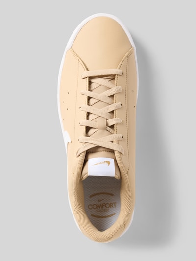 Produktfoto, Sneaker mit Label-Detail von Nike, beige Oberfläche mit weißen Elementen, strukturierte Textur, Herren Sneaker von Nike