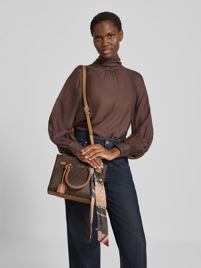 Vrouwenmodel draagt Handtasche met Labelapplicatie in all-over look van Liu Jo White, bruin met beige, Hoofdvak met ritssluiting, draagband, schouderband, Breedte maat 1: 27 cm, Lengte maat 1: 22 cm, Diepte maat 1: 10 cm, schouderband 34 cm, Ganzkörperaanzicht van voren.