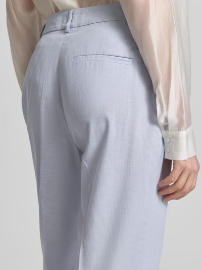 Frauenmodel trägt Straight Fit Stoffhose aus Leinen-Mix von Christian Berg Woman Selection, sanftes Blau, Bügelfalten, Gesäßtasche, Haken- und Reißverschluss, feine Textur, Nahaufnahme Rückansicht.