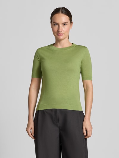Vrouwenmodel draagt Regular Fit Pullover aus Woll-Seiden-Kaschmir-Mix model 'TAPIOCA' van Weekend Max Mara, groene kleur, gladde textuur, Dames Pullover, volledig lichaamsbeeld van voren.