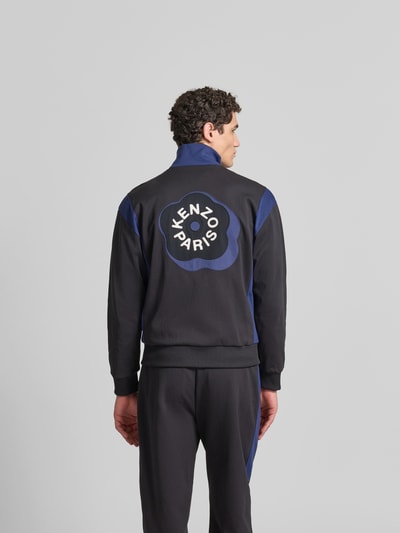 Männermodel trägt Regular Fit Sweatjacke mit Stehkragen von Kenzo, schwarz-blau, Logo-Print, elastische Abschlüsse, Rückenansicht, Ganzkörperansicht Rückansicht, Herren, Rückenlänge 67 cm, Schulterbreite 51 cm, Ärmellänge 61 cm.