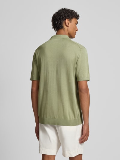 Mężczyznamodel nosi Slim Fit Poloshirt aus Lyocell-Baumwoll-Mix von OLYMP Level Five, mieszanka lyocellu i bawełny, krój slim fit, kołnierzyk polo, krótki rękaw, długość tyłu w rozmiarze M: 68 cm, jasna zieleń, gładka tekstura, widok całej sylwetki od tyłu