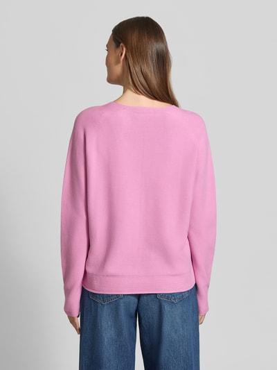 Frauenmodel trägt Strickpullover mit Rundhalsausschnitt und Label-Detail von Fynch-Hatton in Rosa, reine Baumwolle, Regular Fit, Ganzkörperansicht Rückansicht.