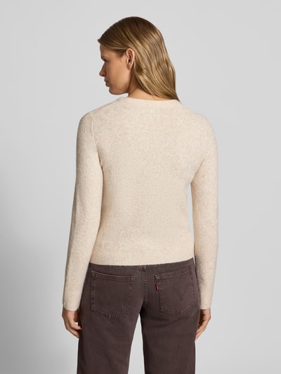 Männermodel trägt Slim Fit Strickjacke mit Woll-Anteil Modell 'Sia' von Topshop, kremowy kolor, dzianinowa faktura, długie rękawy, prążkowane wykończenia, Ganzkörperansicht Rückansicht.