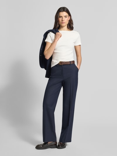 Kobiece model prezentuje Slim Fit T-Shirt aus reiner Baumwolle od Tommy Hilfiger, efekt: jednolity kolor, detal z logo, ozdobne guziki, dekolt w łódkę, rękaw: krótki rękaw, zakończenie rękawów: proste, wykończenie materiału: tkanina, czysta bawełna; cała sylwetka z przodu.