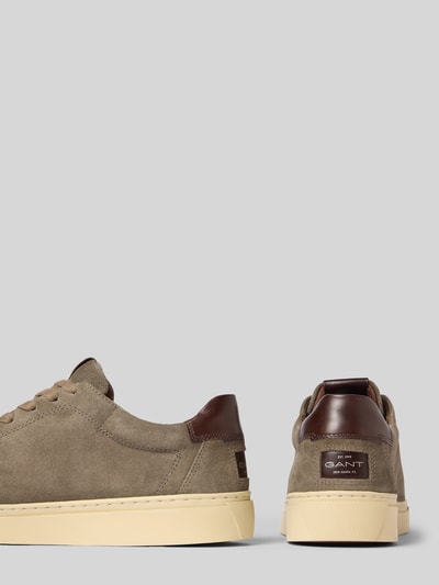 Produktfoto, Sneaker aus echtem Leder Modell 'McJulien' von GANT in Beige und Braun vor grauem Hintergrund, rau strukturierte Oberfläche.