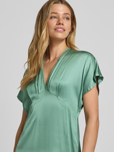 Vrouwenmodel draagt Maxikleid aus Viskose mit V-Ausschnitt van Jake*s Collection in mintgroen, A-lijn, V-hals, kanten details, korte mouw, puur viscose, bovenlichaam close-up.