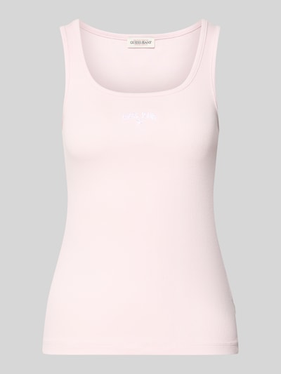 Produktfoto, Tanktop in Ripp-Optik mit Label-Stitching von Guess Jeans aus Baumwoll-Elasthan-Mix im Slim-Fit, pastellrosa, strukturierte Oberfläche.