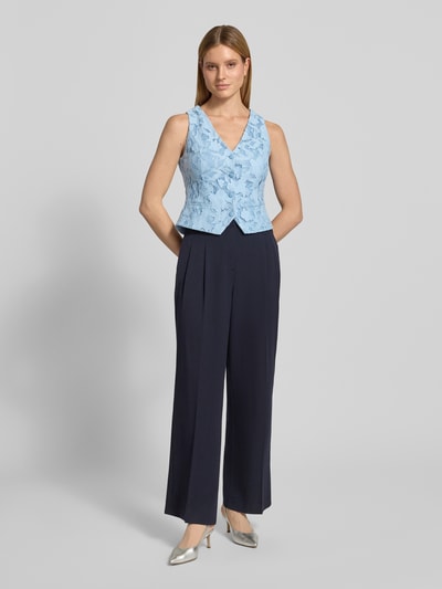 Modelka nosi Regular Fit Weste mit Allover-Spitzenbesatz od V by Vera Mont, jasnoniebieska mieszanka bawełny, dekolt w serek, listwa guzikowa, kieszenie z wypustkami, długość tyłu 50 cm w rozmiarze 36, Ganzkörperansicht von vorne.