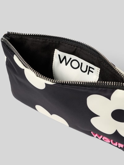 Produktfoto, Pouch mit Logo-Applikation Modell 'Daisy' von WOUF mit Hauptfach und Reißverschluss, floraler Allover-Print, schwarze Grundfarbe, weiße Blumen, strukturierte Oberfläche