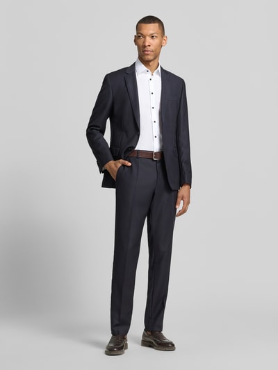 Männermodel trägt Regular Fit Business-Hemd mit Kentkragen von Christian Berg Men in Weiß, Reine Baumwolle, Ganzkörperansicht von vorne. Rückenlänge 78 cm, Schulterbreite 41 cm, Ärmellänge 23 cm, Knopfleiste, abgerundeter Saum, Größe 39/40.