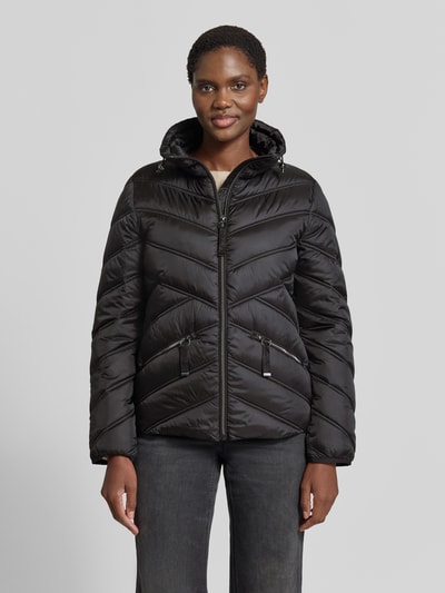 Vrouwenmodel draagt Steppjacke mit Stehkragen und Reißverschlusstaschen van Christian Berg Woman Selection in zwart, regular fit, vooraanzicht, ruglengte 61 cm, schouderbreedte 42 cm, borstwijdte 51 cm, mouwlengte 58 cm, gladde textuur.