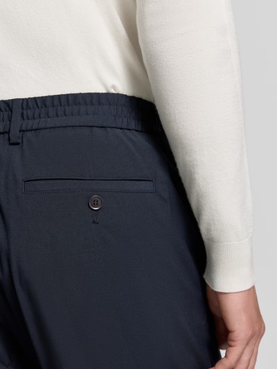 Männermodel trägt Wide Leg Anzughose mit Viskose-Anteil von s.Oliver BLACK LABEL in Dunkelblau, Struktur, Baumwoll-Mix, Nahaufnahme Rückansicht.