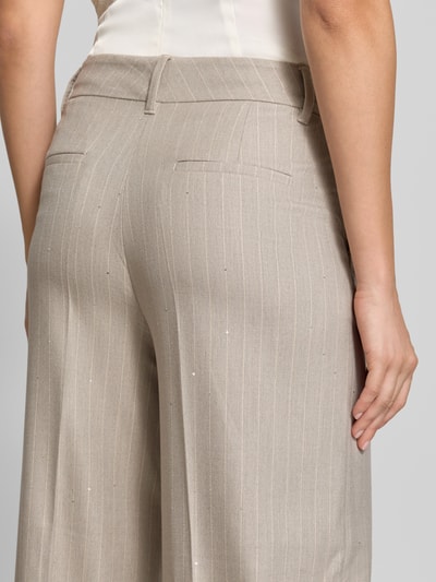 Frauenmodel trägt Wide Fit Hose mit Viskose-Anteil von Christian Berg Woman Selection, beige Streifen, elastischer Material-Mix, Detailaufnahme Rückansicht.