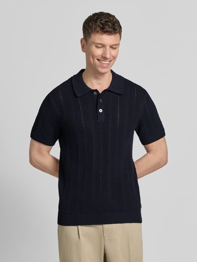 Männermodel trägt Slim Fit Poloshirt mit knoopsluiting van Jack & Jones Premium, katoenmix, polokraag, ruglengte maat M 72 cm, ganzkörperansicht van voren.