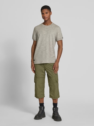 Mannenmodel draagt T-shirt met ronde hals van camel active in katoenmix, regular fit, labeldetail, ruglengte maat M 69 cm, geheel vooraanzicht