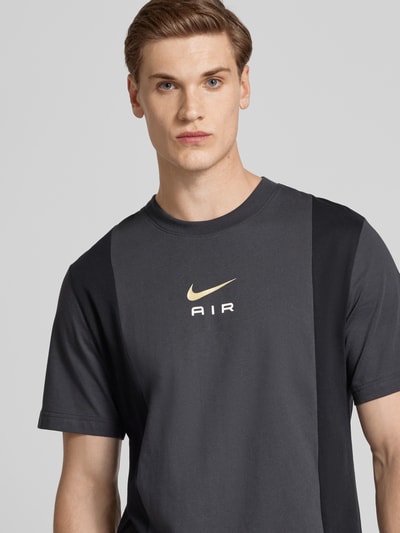 Nike T-Shirt mit Label-Print Gruen 3